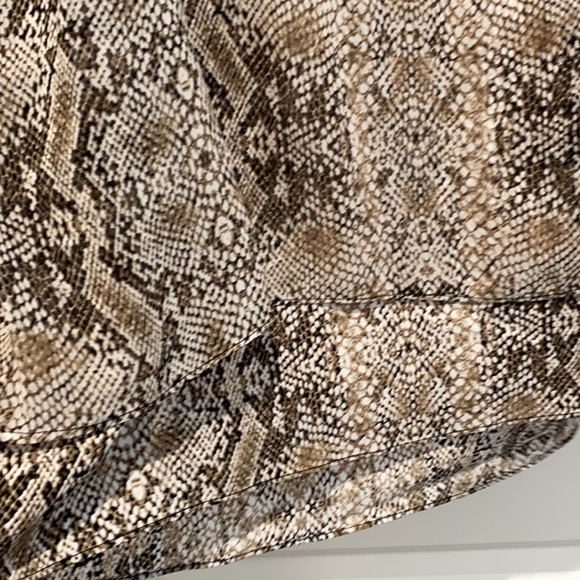 Snake skin print pull over blouse - Picture 2 of 6